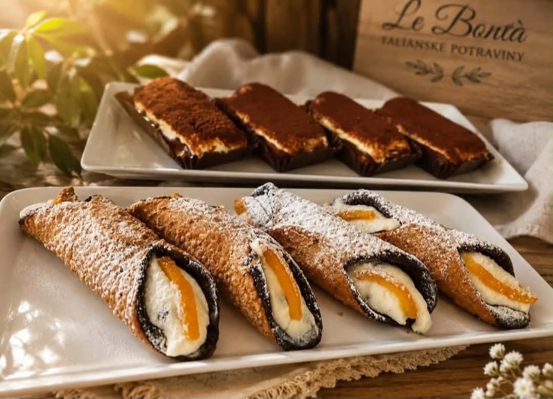Čerstvo napečené talianske dezerty Cannoli a Tiramisu