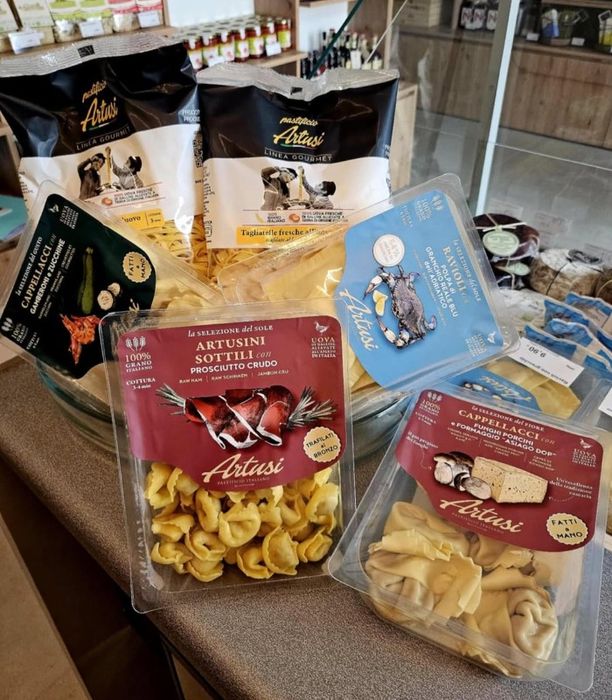 Čerstvé talianske cestoviny — tortellini, cappellacci, ravioli a tagliatelle